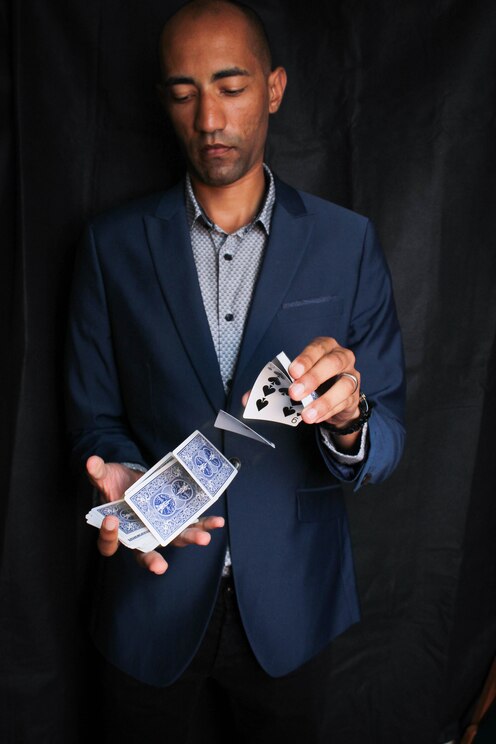 Show full-screen, host-provided image