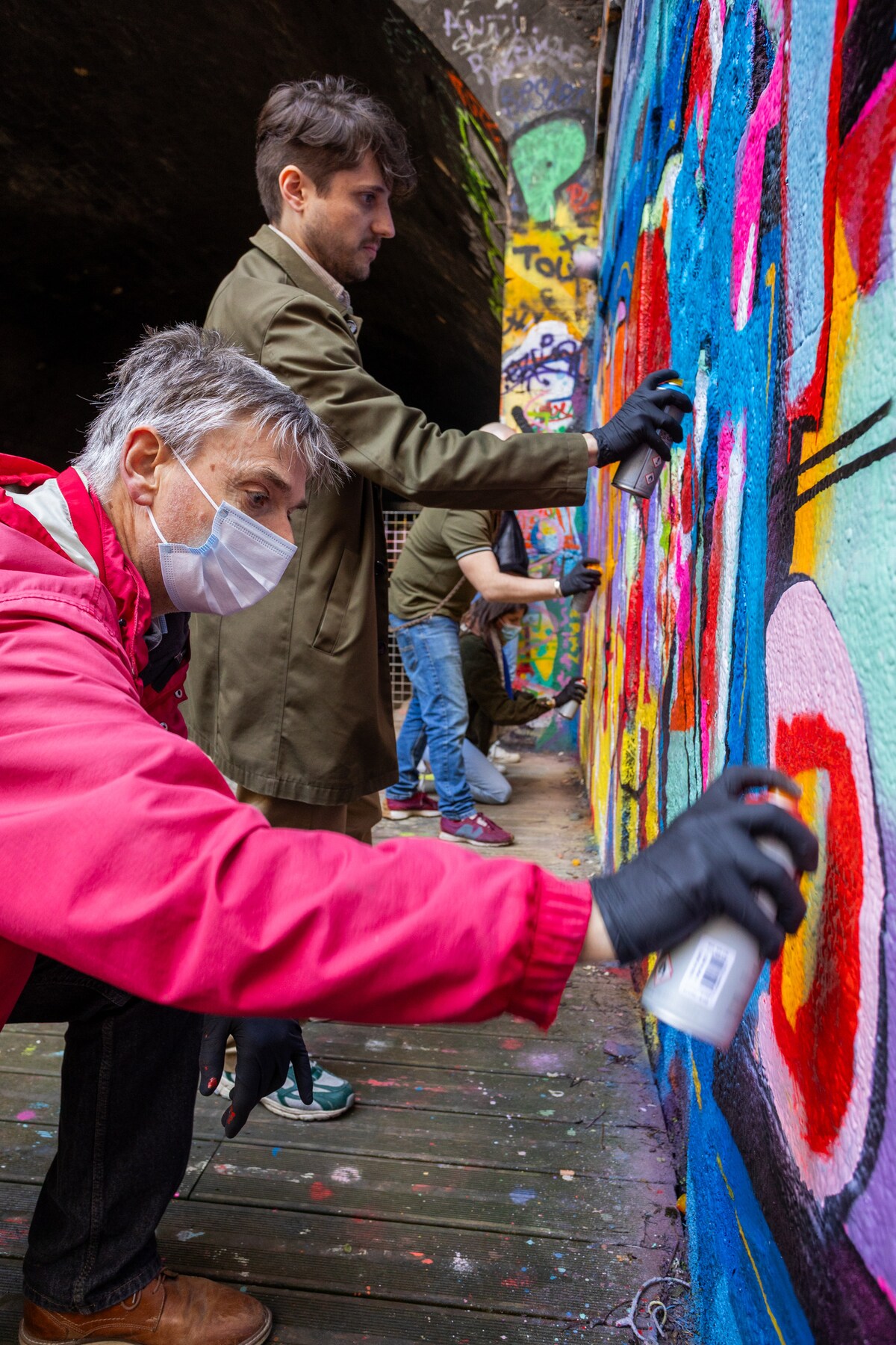 Paint a Paris fresco with graffiti artists