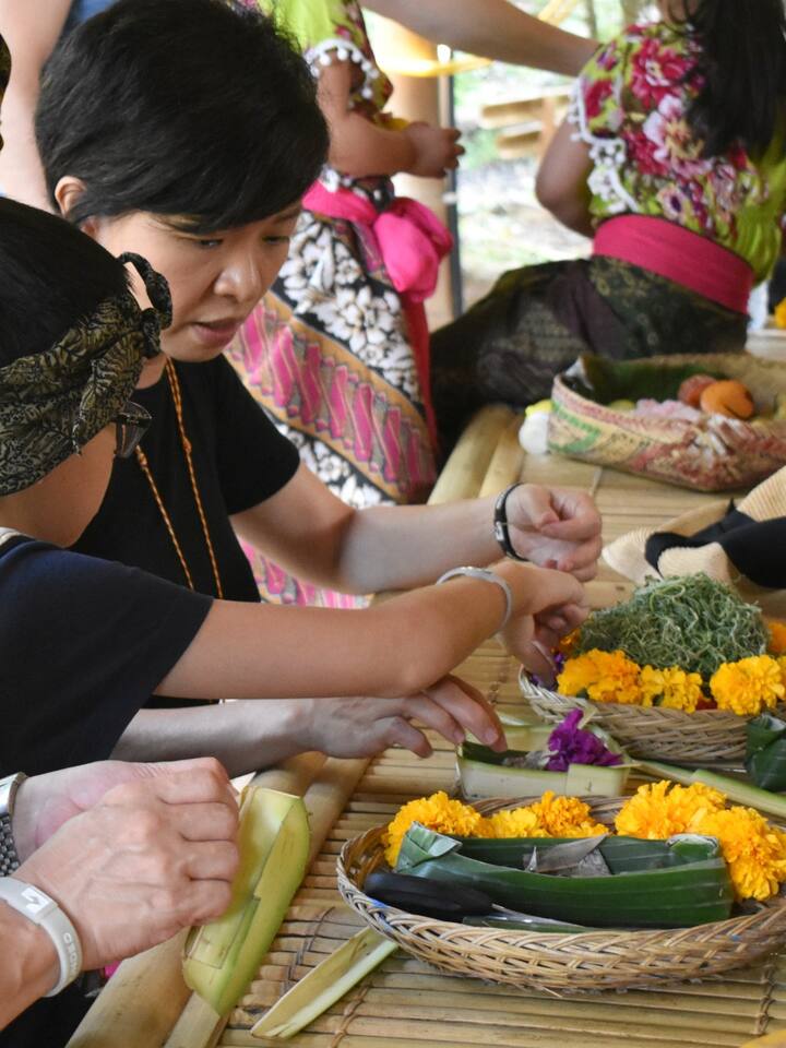 Making Balinese Offerings
