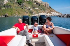 Paseo en barco a la isla más colorida de Italia