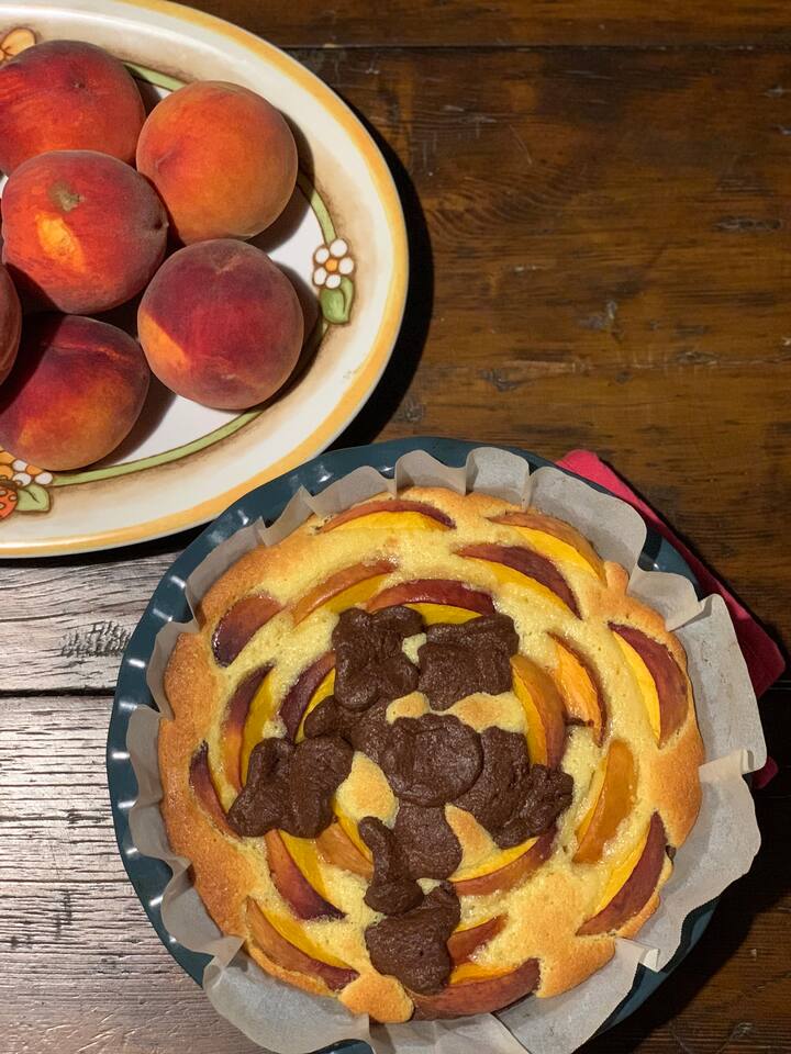 Pie with almond cream and peaches 