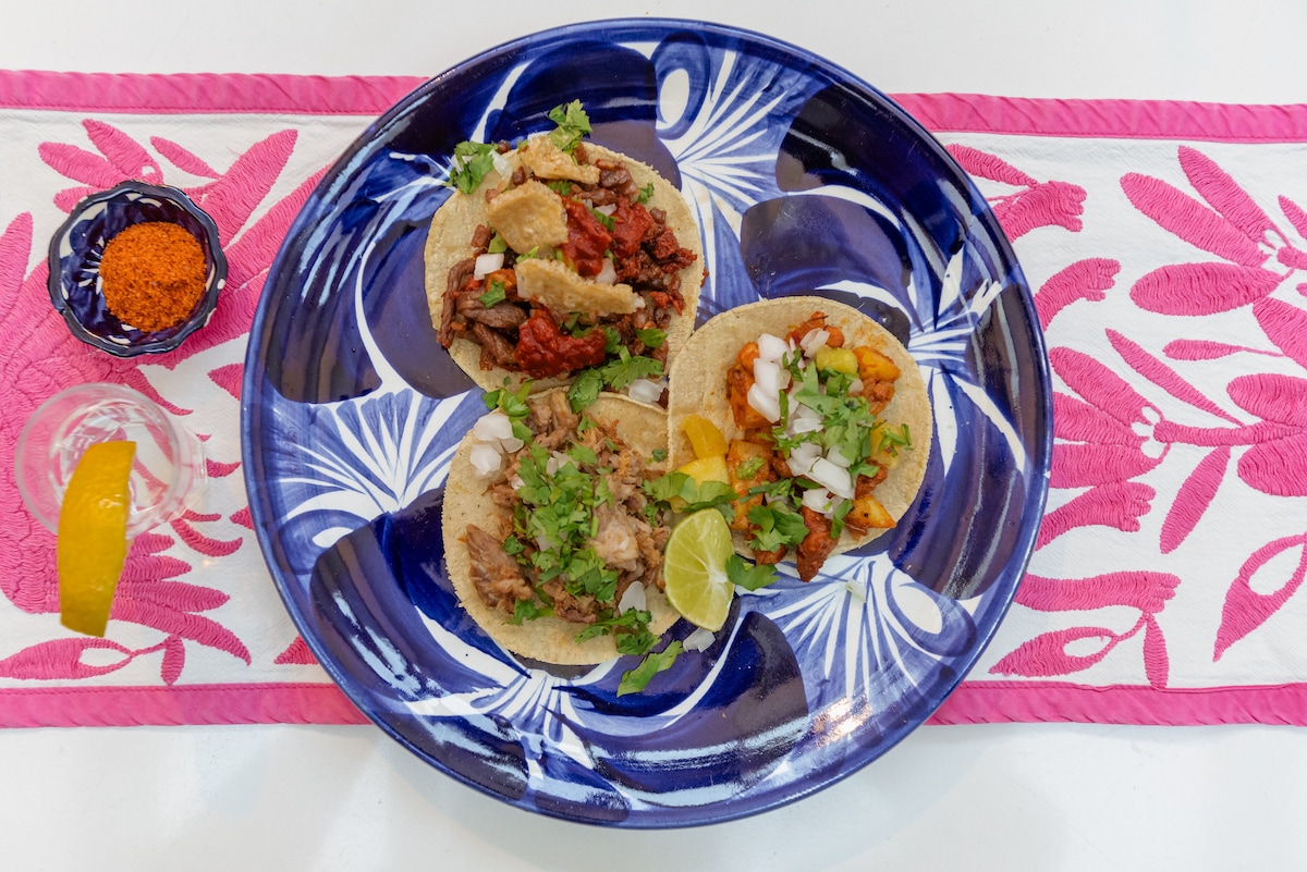 Koche authentische mexikanische Tacos mit einem einheimischen Koch