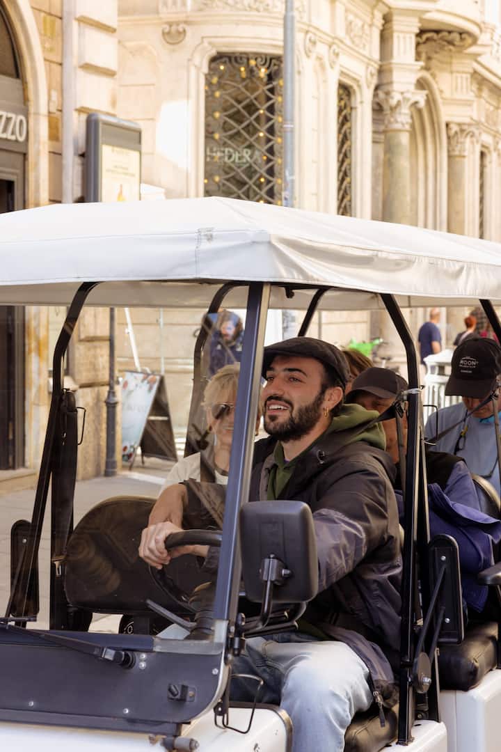 Explora Roma en carrito de golf con un guía local