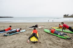 Clases de surf en grupos pequeños