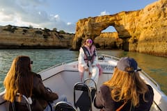 Explora las cuevas de Benagil al atardecer