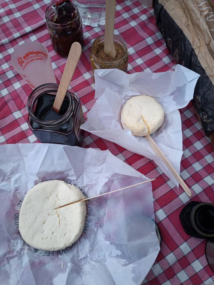 Fromage de vache frais de la ferme à Callian, Pâte d'olives de Sospel...
