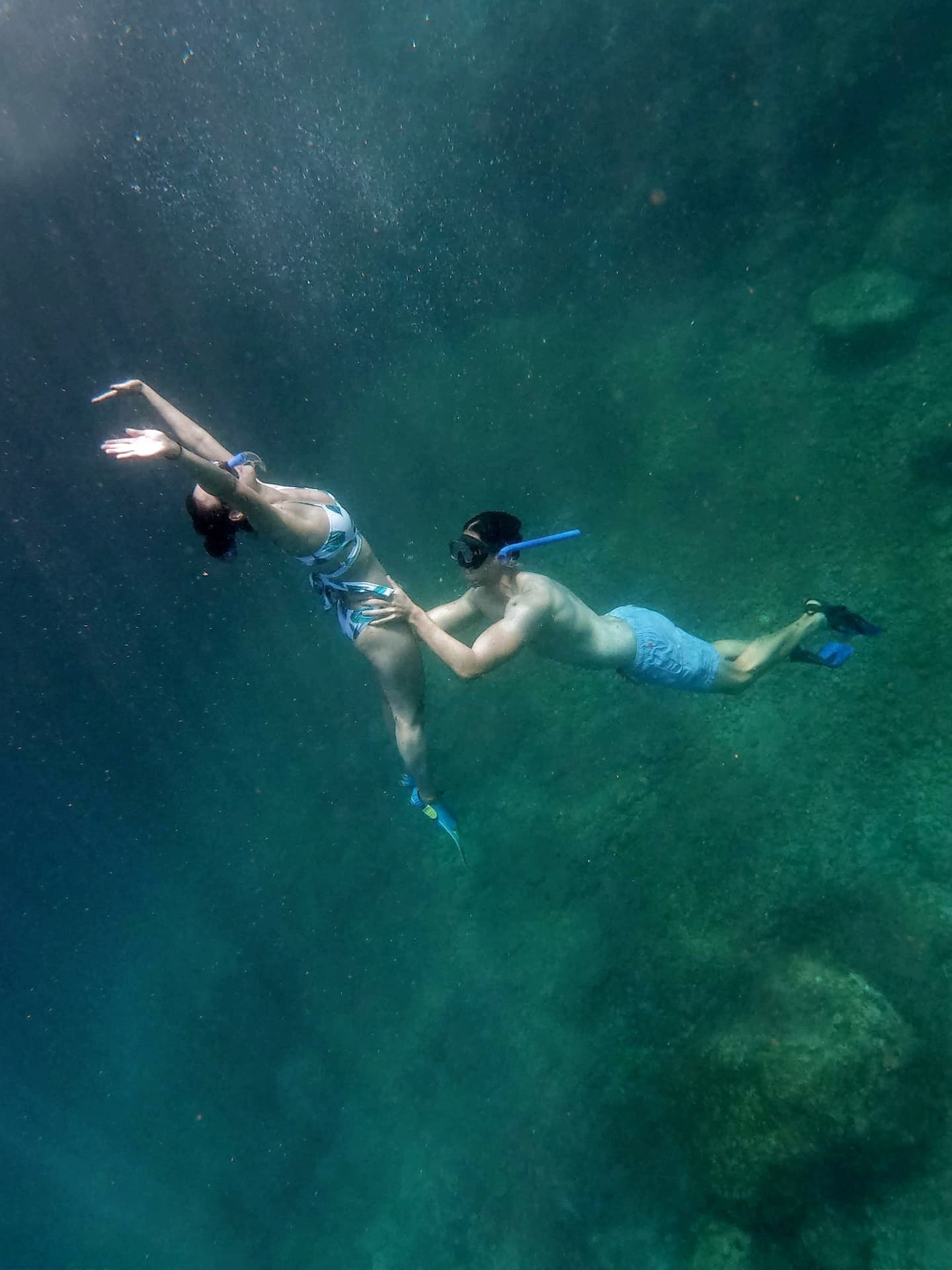 一对情侣浮潜和在水下拍照