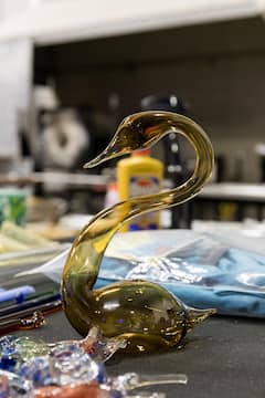 Create glass pendants with a skilled instructor