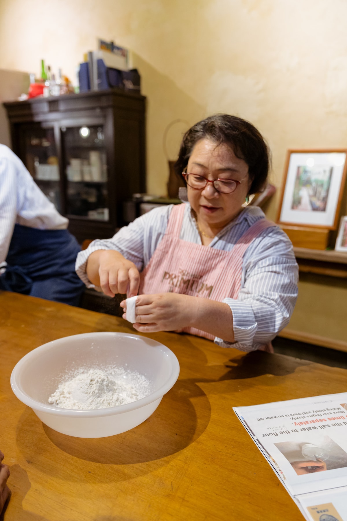Make chewy udon and soup from scratch