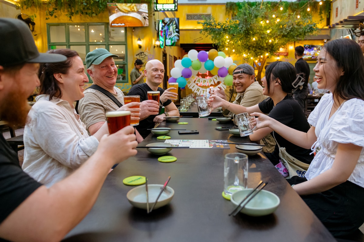 Craftbier und Essen in Saigon mit dem Roller