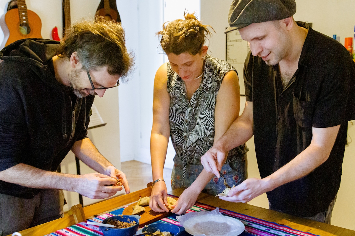 Make vegan empanadas and experience a musical show