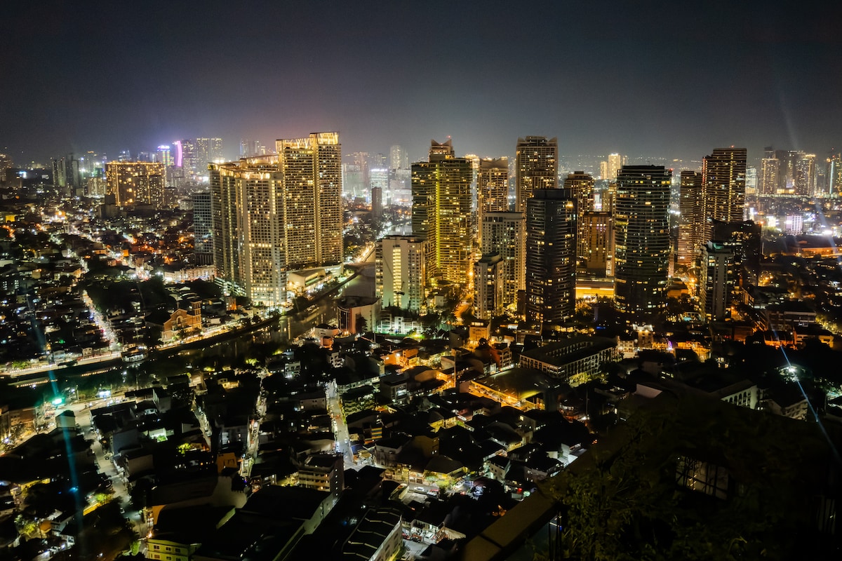 Makati Rooftop Bar & Cocktail Bar Hopping with V