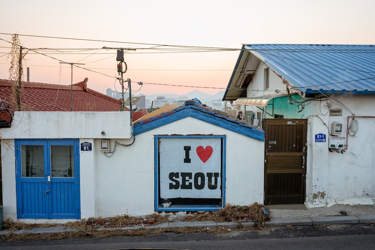 Sunset City Wall Hike with Korean Dinner · ☆4.96