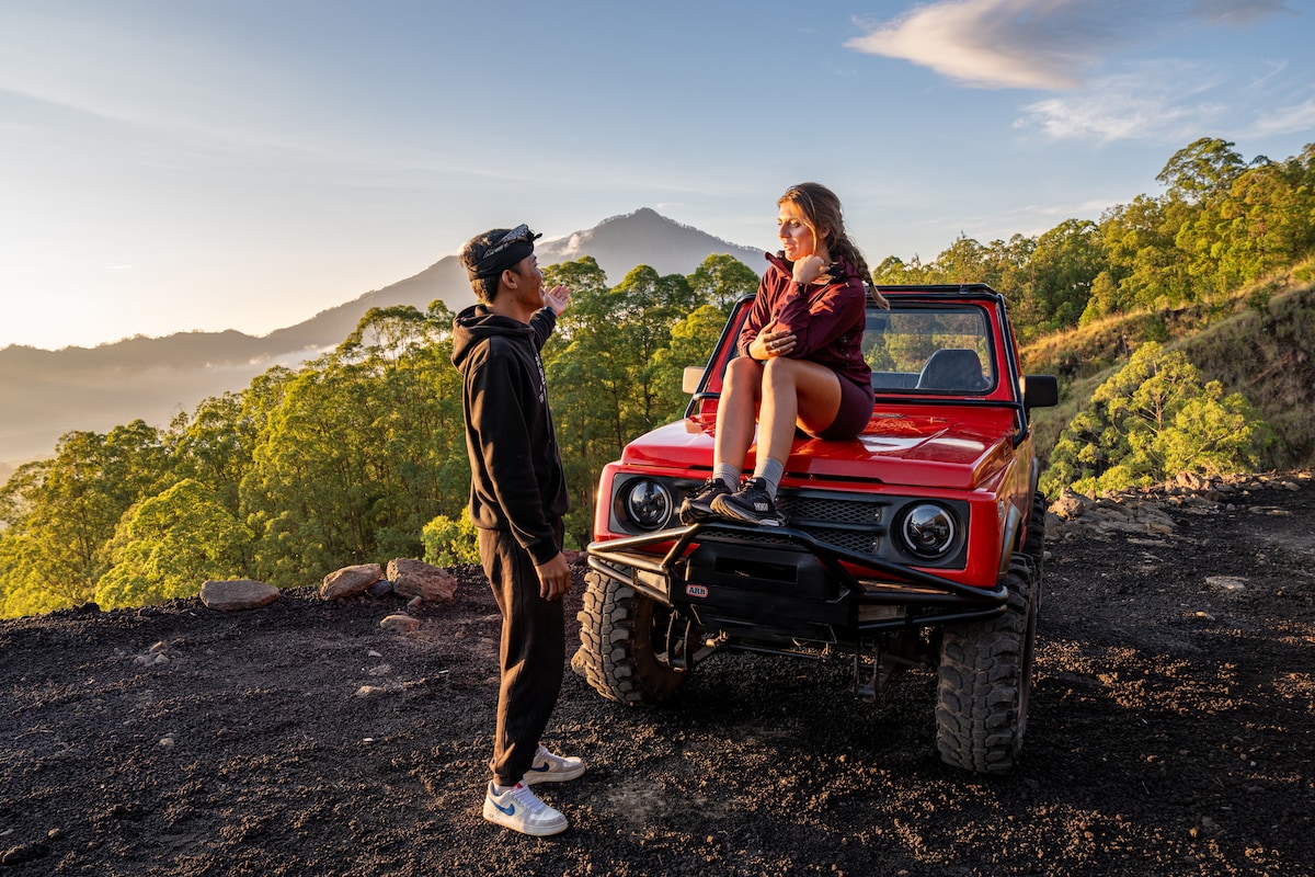 Batur per Jeep bei Sonnenaufgang mit schwarzer Lava