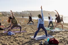 Yoga en una mágica
playa frente al mar