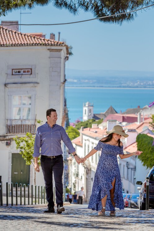 Show full-screen, host-provided image