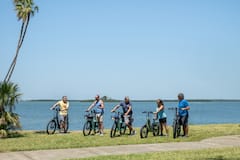 骑电动自行车游览城市和海湾海滩