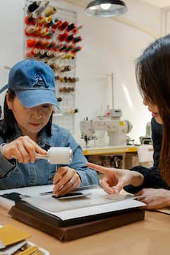 与当地人一起制作植物基质纯素皮革制品