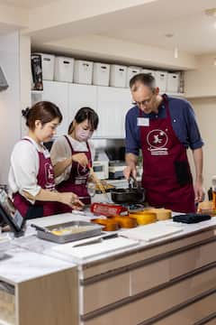 和当地大厨一起烹饪日本炸鸡便当