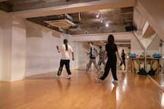 与 TikTok 网红一起在东京晨间漫步和享用早午餐