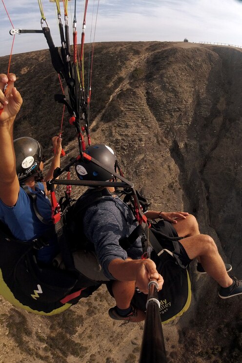 Show full-screen, host-provided image