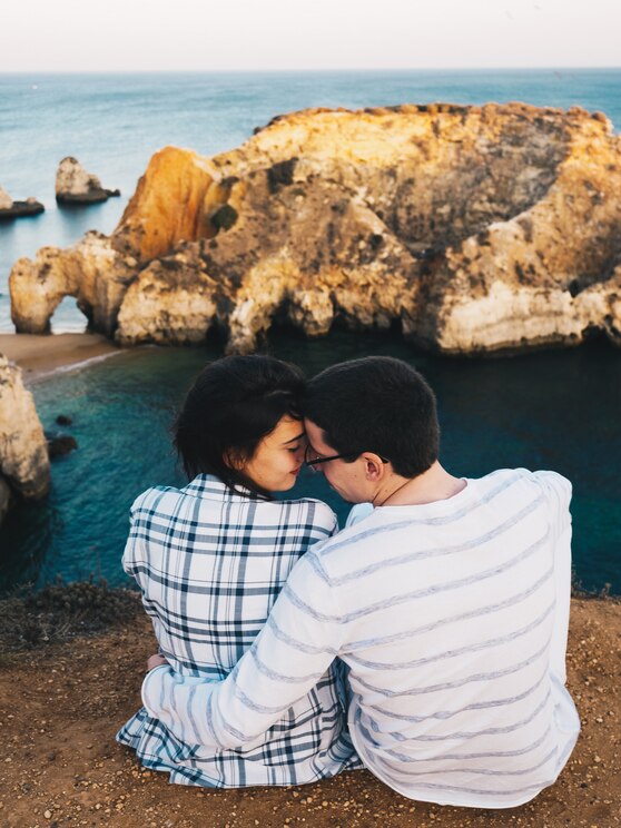 Show full-screen, host-provided image