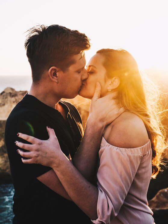 Show full-screen, host-provided image