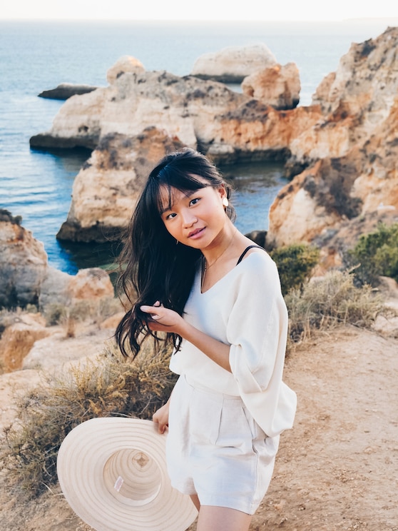 Show full-screen, host-provided image