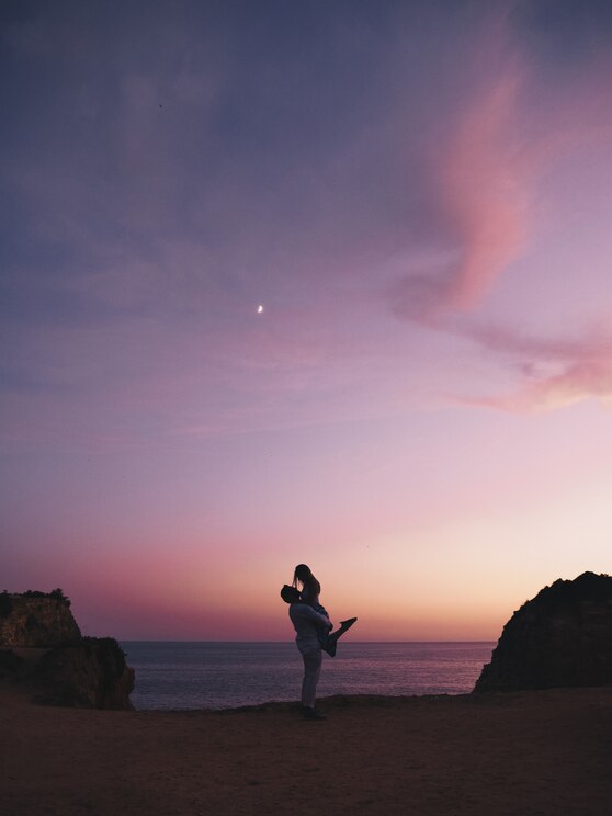 Show full-screen, host-provided image