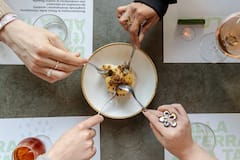 ארוחת ערב עם יין מהחווה לשולחן ב-Osteria Linearetta