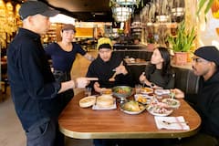 与餐厅创始人一起品尝唐人街美食