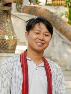 在 Wat Jed Yot 冥想和学习正念