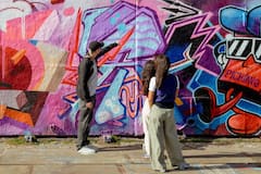 Sumérgete en el arte urbano de NDSM Wharf y sus...