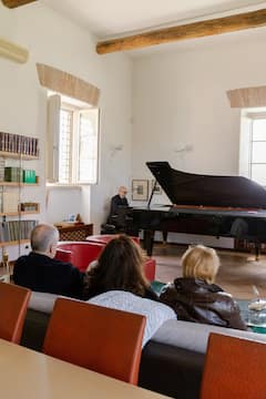 Asiste a un concierto de música clásica