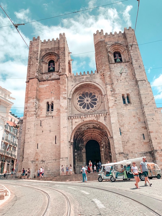 Show full-screen, host-provided image