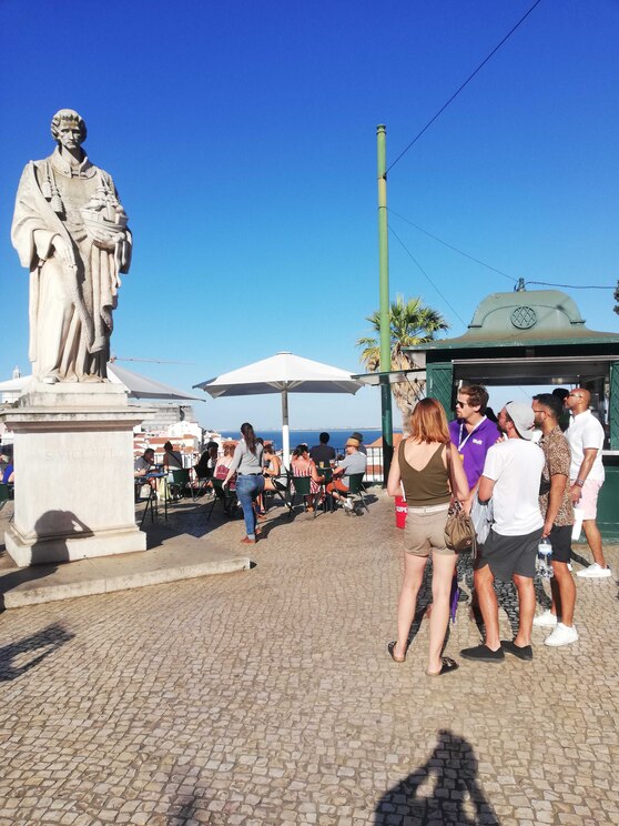 Show full-screen, host-provided image