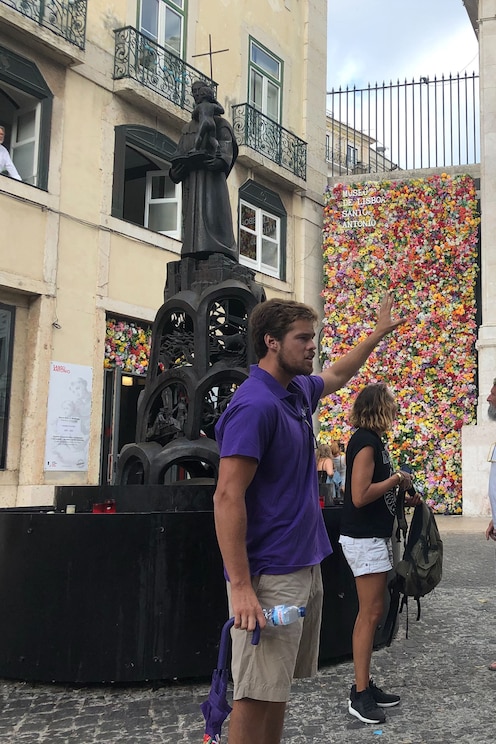 Show full-screen, host-provided image