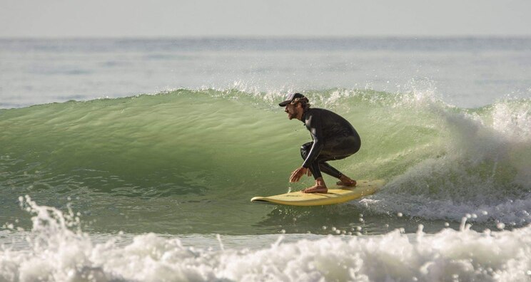 Show full-screen, host-provided image