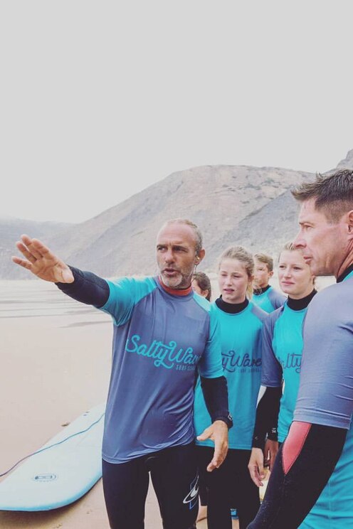 Show full-screen, host-provided image