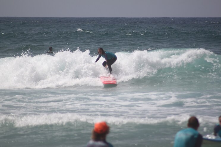 Show full-screen, host-provided image