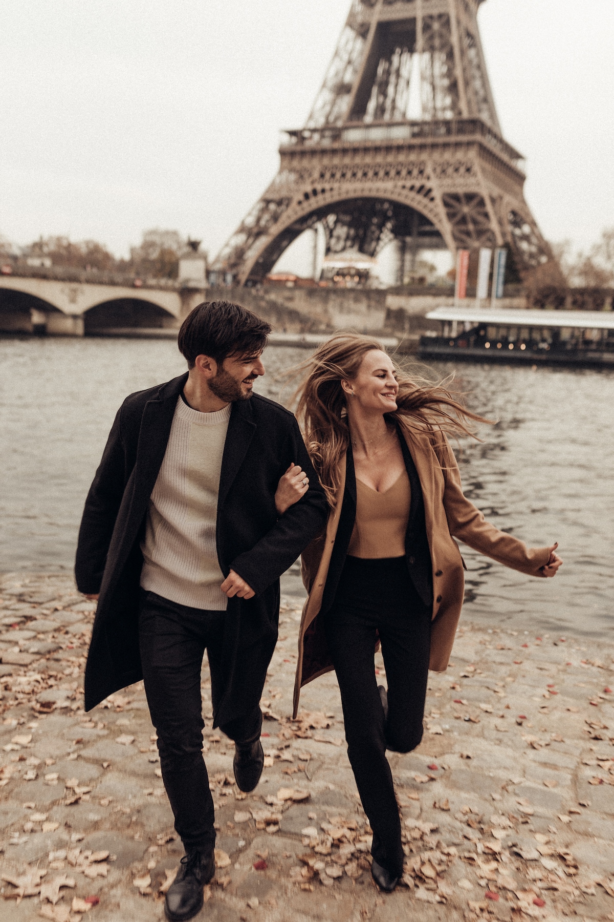 Paris pari. Влюбленные в париже. Пара в париже. Эйфелева башня пара. Романтичная фотосессия.