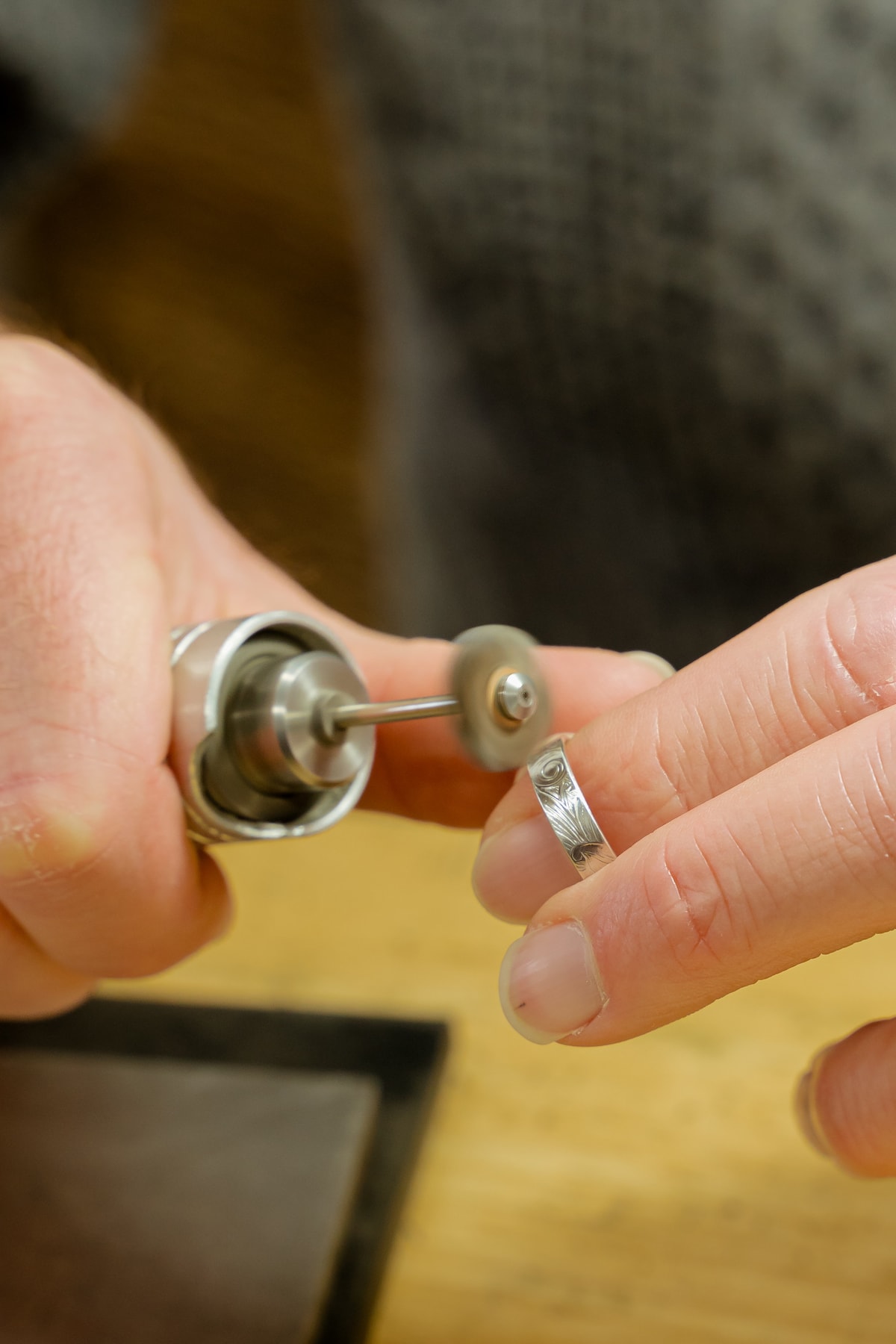 Silversmithing עם אמן מקומי