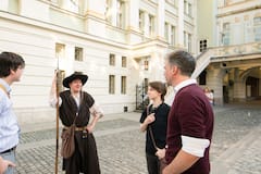 Следвайте нощния страж на Прага – немски език