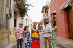Descubre la ciudad amurallada con un local
