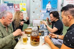 Tour gastronómico nocturno por izakayas de Okinawa