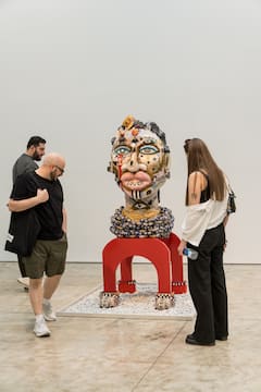 לבקר בתערוכות האמנות המובילות בניו יורק עם מומחה לגלריות