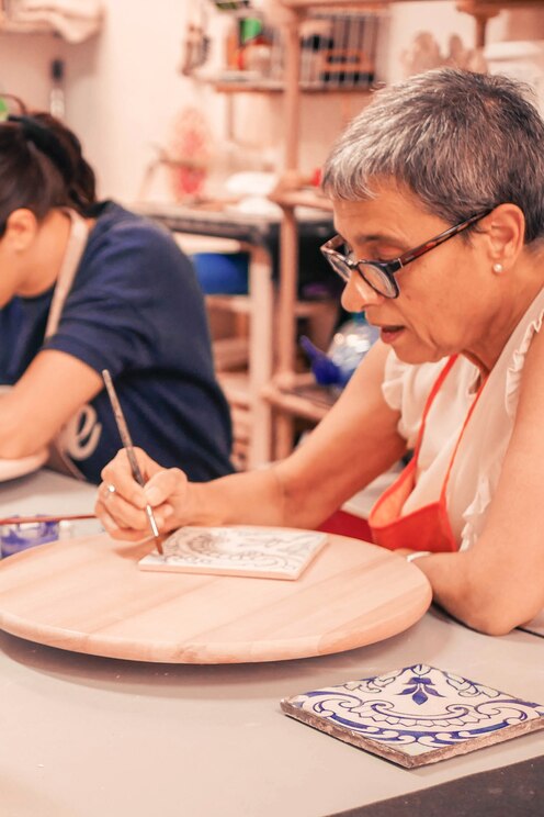 Show full-screen, host-provided image