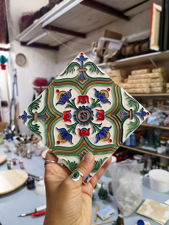 Show full-screen, host-provided image