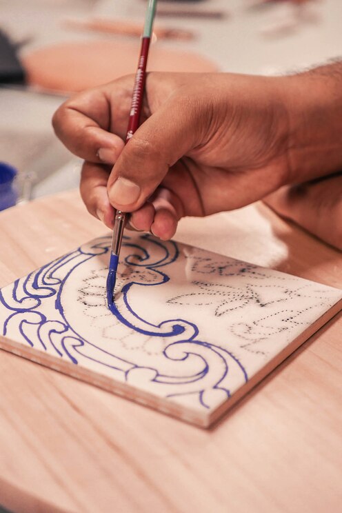 Show full-screen, host-provided image