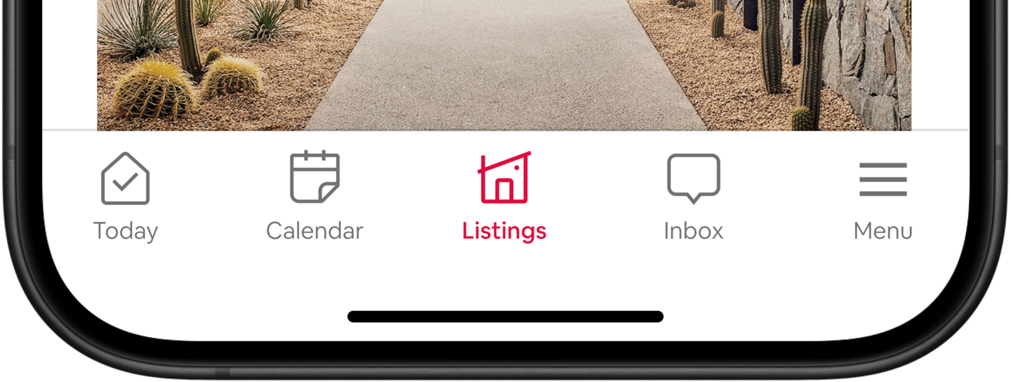 爱彼迎 App 中显示着底部导航条，全新的「房源」图标突出显示。